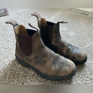 Women’s Blundstone #585 Chelsea Boots in Rustic Brown | Size 9.5 (USA)
